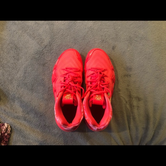 VNDS Nike Kyrie 4 Red Carpet Size 9 943806-602 (No Box) - Picture 2 of 7